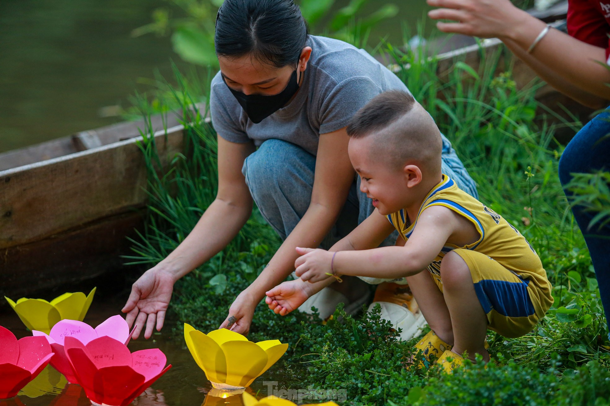 Người dân Thủ đô thả hoa đăng mùa Vu Lan báo hiếu ảnh 9