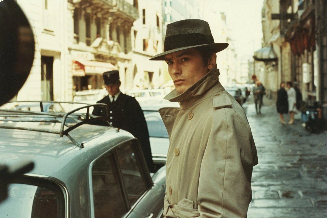 Tạo hình lạnh lùng của Alain Delon trong phim Le Samouraï (1967). Ảnh: Nhà sản xuất.