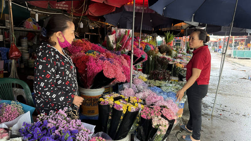 Tiểu thương chợ hoa Quảng An hy vọng chợ sớm thành điểm du lịch đêm. Ảnh: Hoàng Lộc