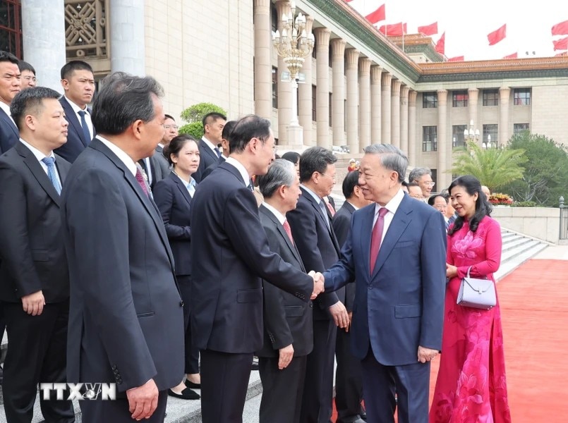 Tổng Bí thư, Chủ tịch nước Tô Lâm và Phu nhân bắt tay các thành viên chính thức Đoàn đại biểu Trung Quốc tại Lễ đón. (Ảnh: TTXVN)