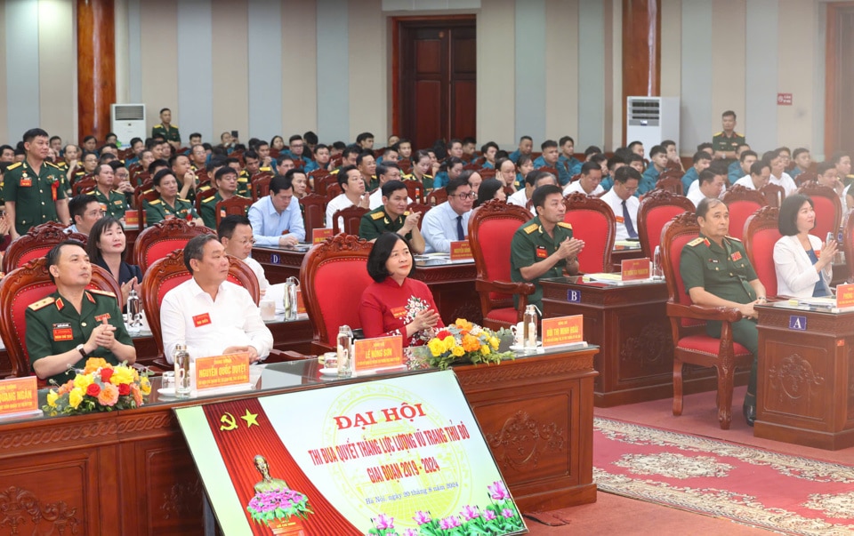 Bí thư Thành ủy Hà Nội Bùi Thị Minh Hoài - Bí thư Đảng ủy Bộ Tư lệnh Thủ đô cùng các đại biểu tham dự Đại hội.