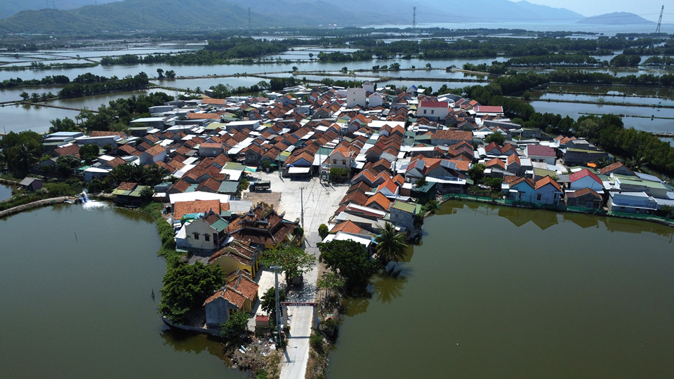 Hiện có nhiều doanh nghiệp đang nghiên cứu để phát triển mô hình du lịch sinh thái tại làng Hà Liên. Mô hình này phù hợp với nhóm khách thích khám phá đời sống người dân bản địa và trải nghiệm như chèo thuyền ra đầm Nha Phu bắt tôm, cua, câu cá... 