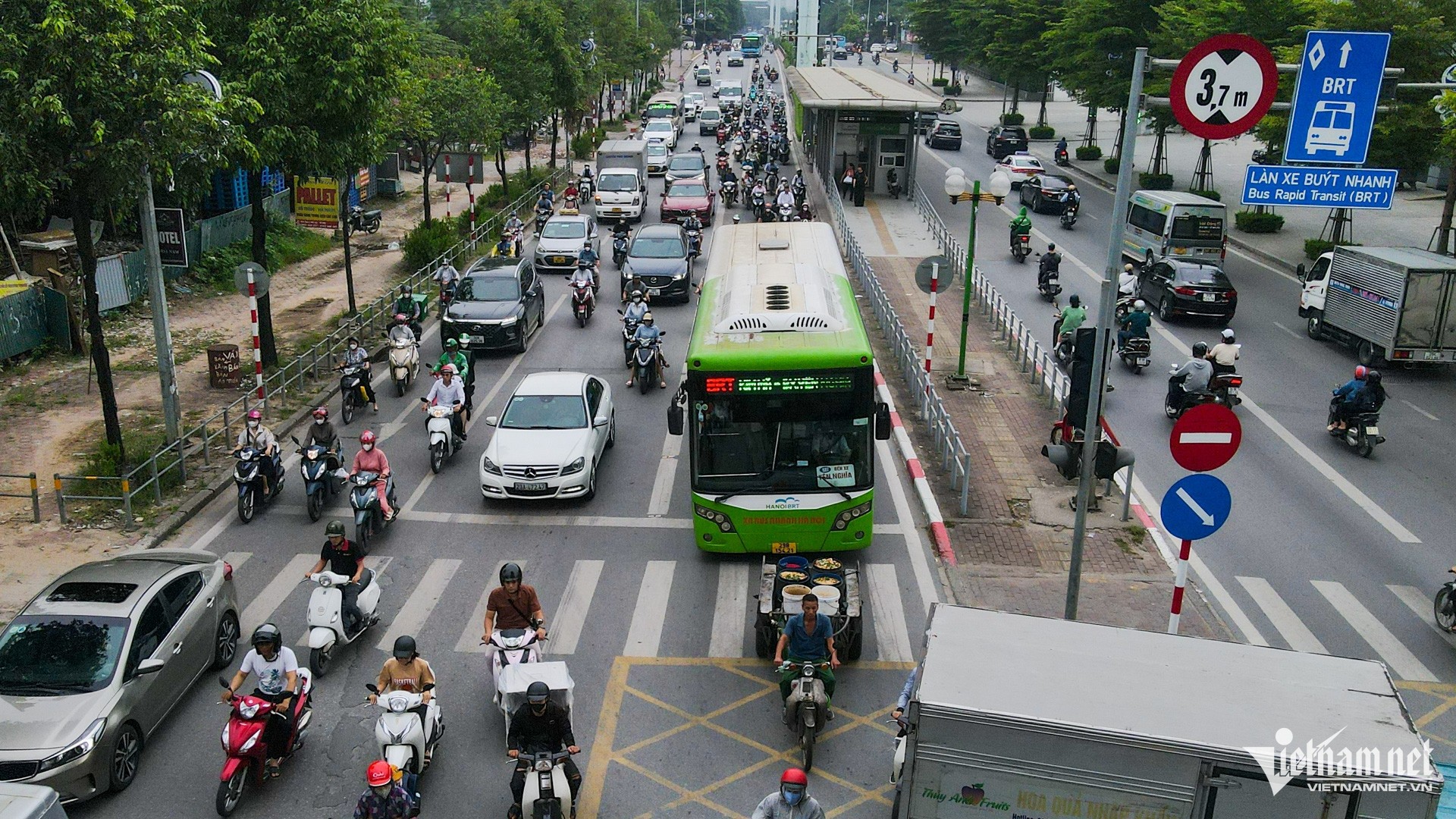 Hiện trạng vỉa hè, dải phân cách dọc tuyến buýt BRT nơi đề xuất xén bớt ảnh 2