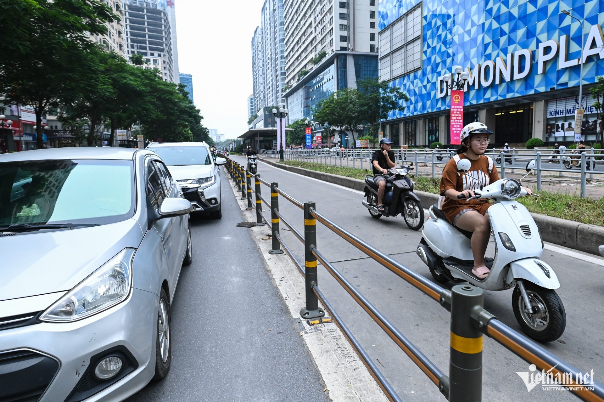 Hiện trạng vỉa hè, dải phân cách dọc tuyến buýt BRT nơi đề xuất xén bớt ảnh 4