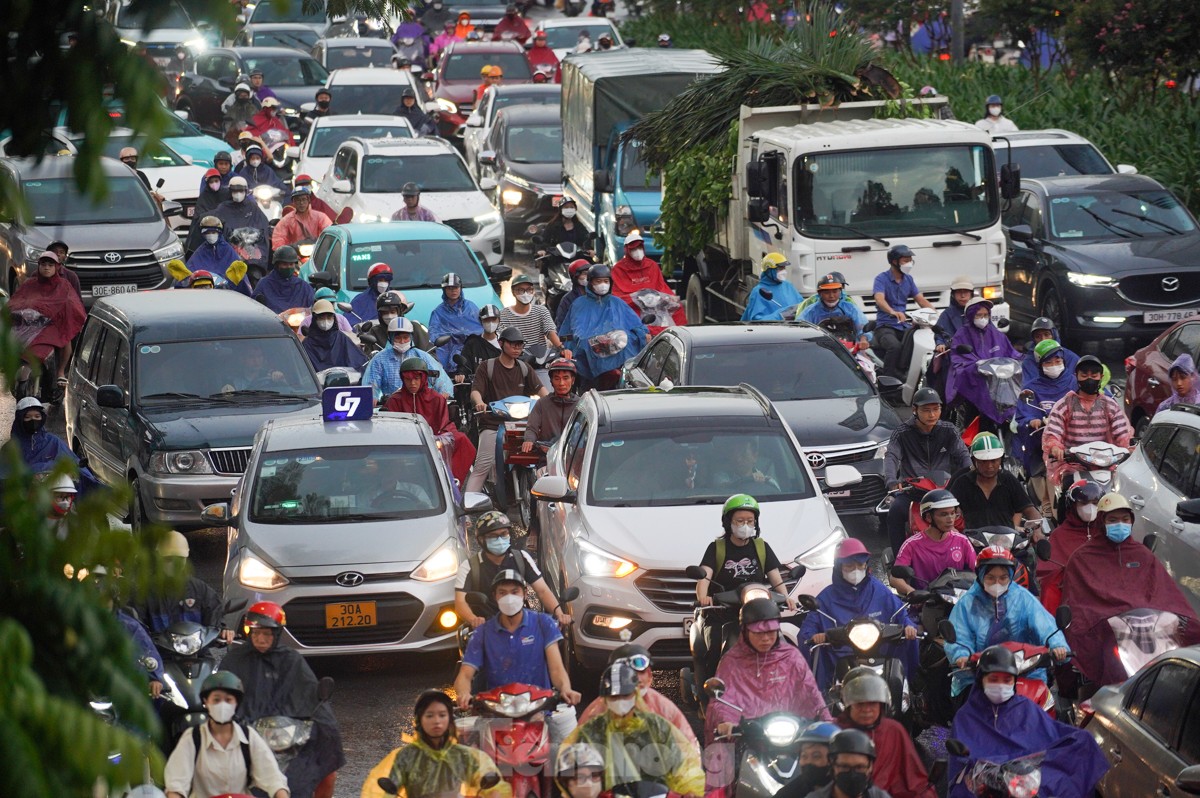 Đường phố Hà Nội kẹt cứng, người dân chật vật về nhà trong cơn mưa chiều ảnh 2