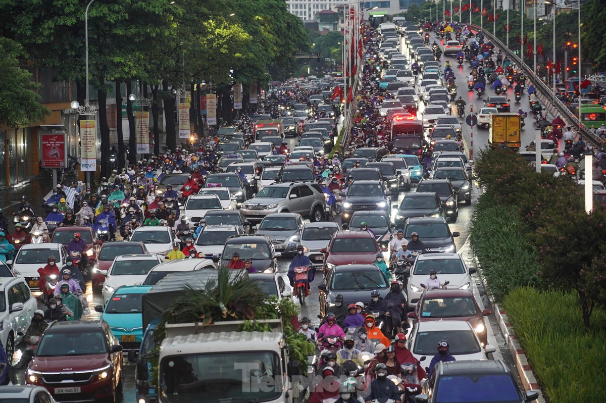 Đường phố Hà Nội kẹt cứng, người dân chật vật về nhà trong cơn mưa chiều ảnh 3