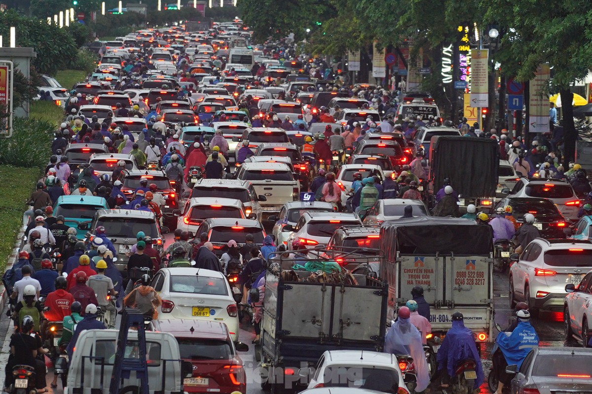 Đường phố Hà Nội kẹt cứng, người dân chật vật về nhà trong cơn mưa chiều ảnh 5