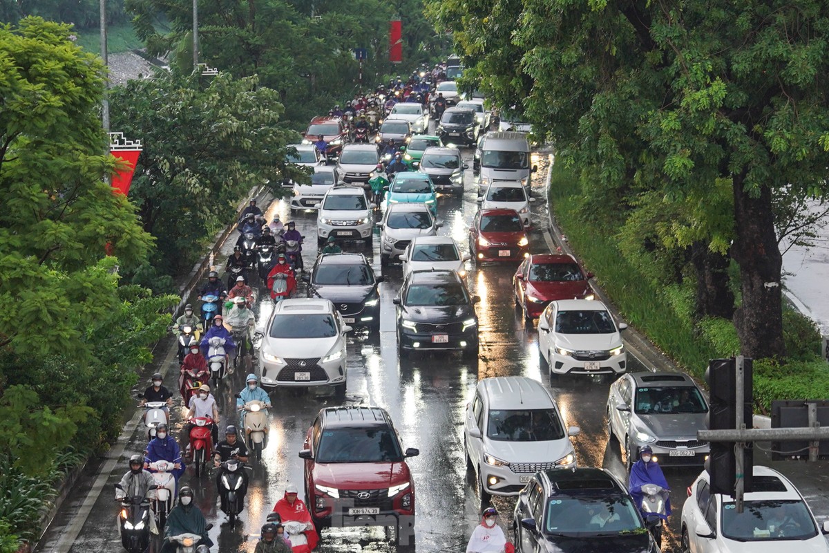 Đường phố Hà Nội kẹt cứng, người dân chật vật về nhà trong cơn mưa chiều ảnh 10