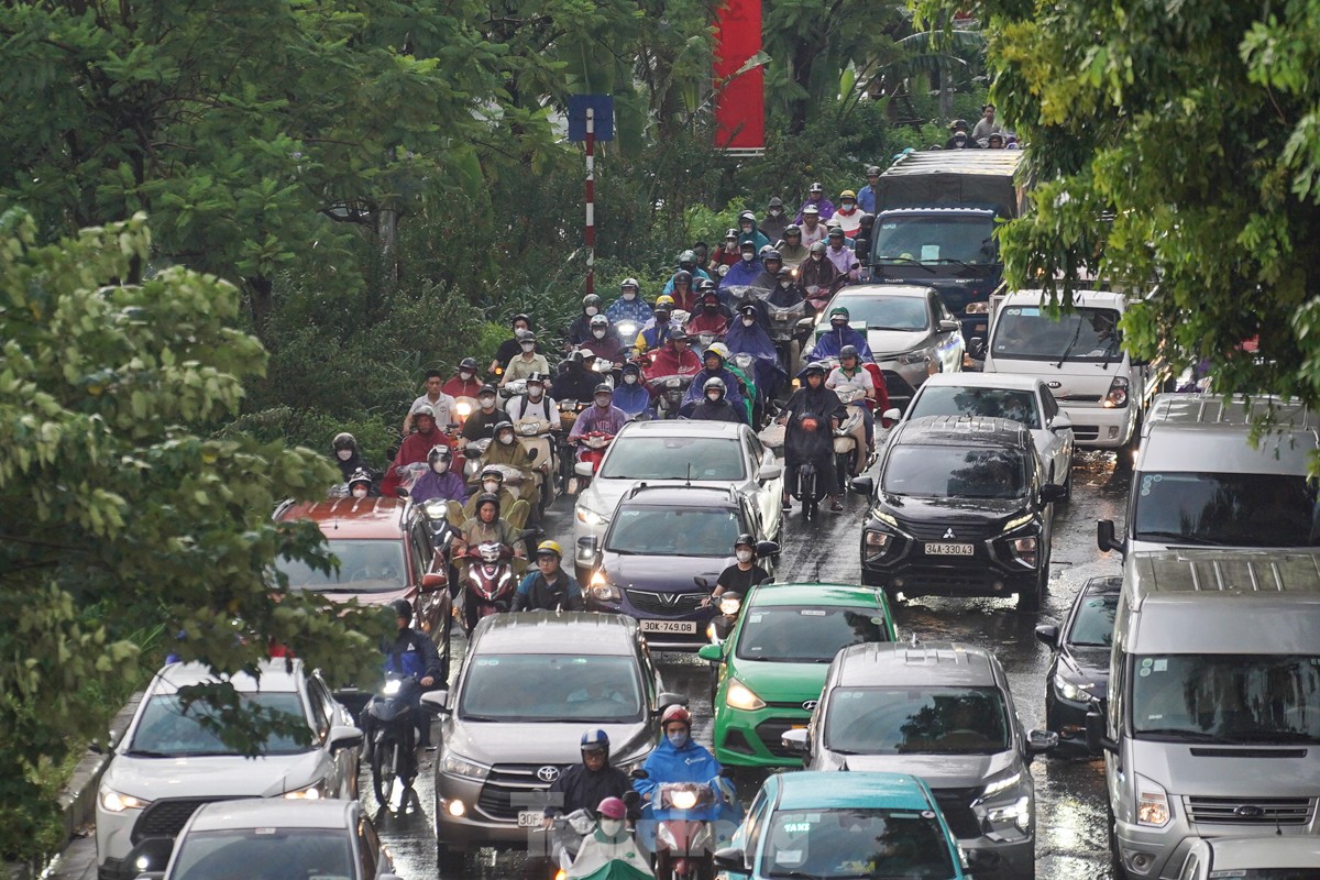 Đường phố Hà Nội kẹt cứng, người dân chật vật về nhà trong cơn mưa chiều ảnh 11