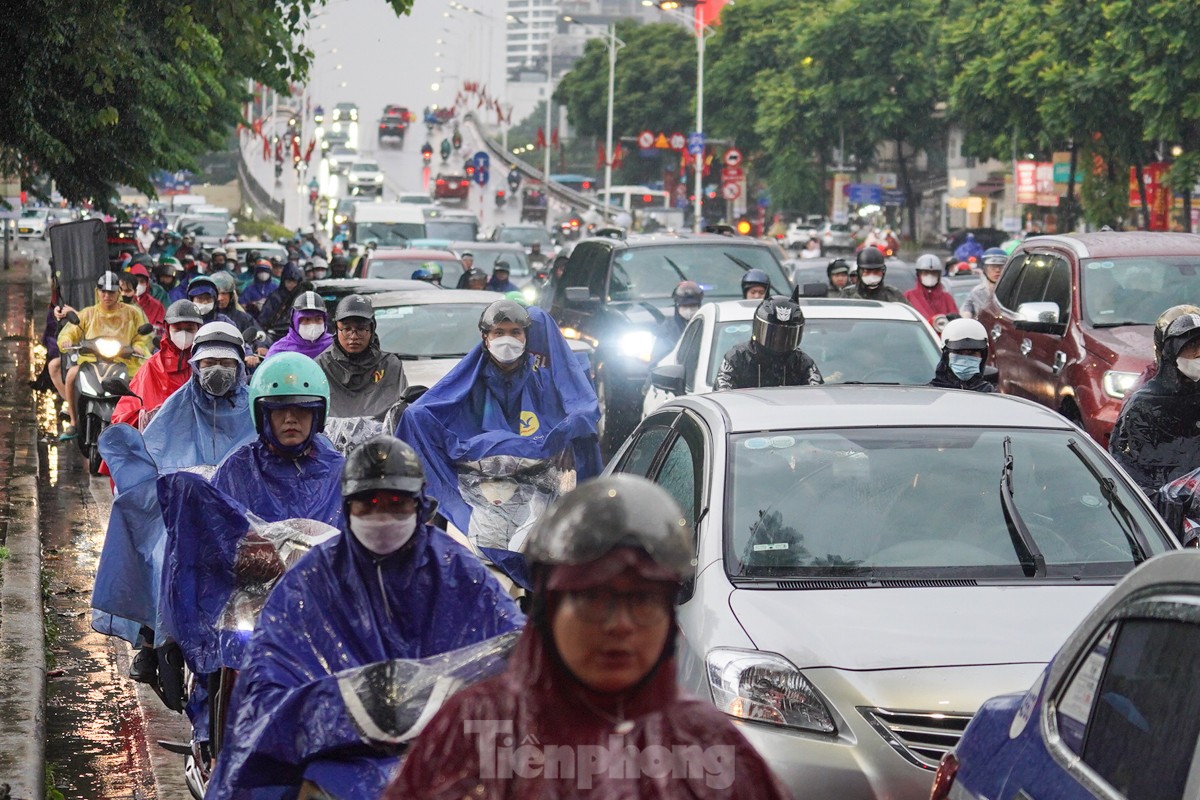 Đường phố Hà Nội kẹt cứng, người dân chật vật về nhà trong cơn mưa chiều ảnh 16