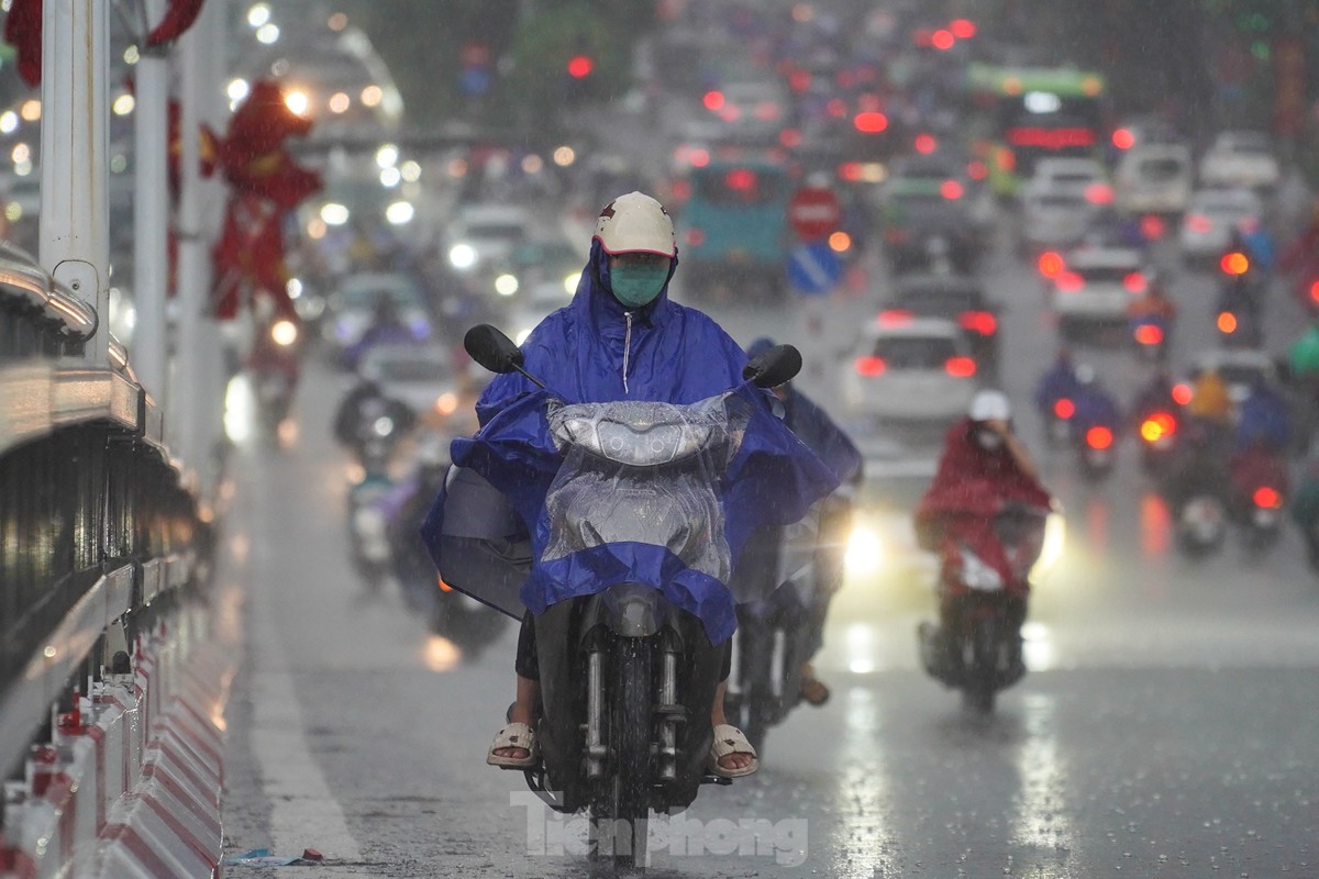 Đường phố Hà Nội kẹt cứng, người dân chật vật về nhà trong cơn mưa chiều ảnh 17