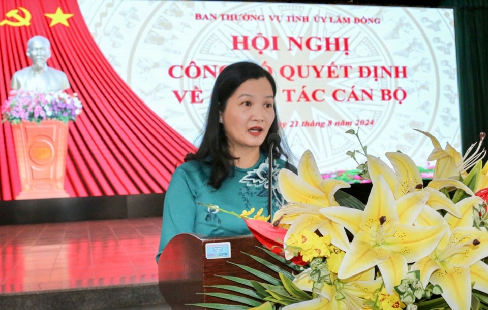 Bà Trần Thị Chúc Quỳnh – Tỉnh ủy viên, Bí thư Huyện ủy Lạc Dương phát biểu nhận nhiệm vụ mới.