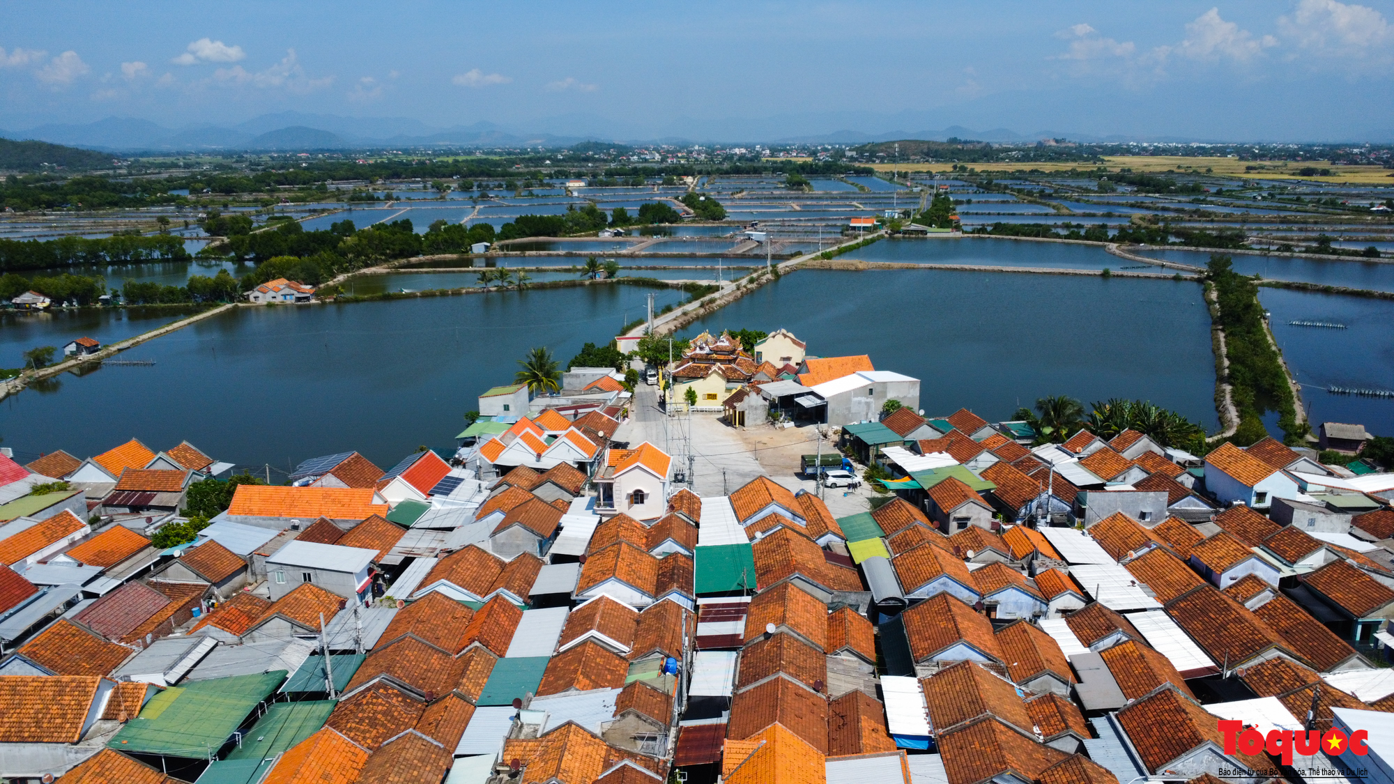 Khám phá "ngôi làng ốc đảo" đẹp như tranh vẽ - Ảnh 3.