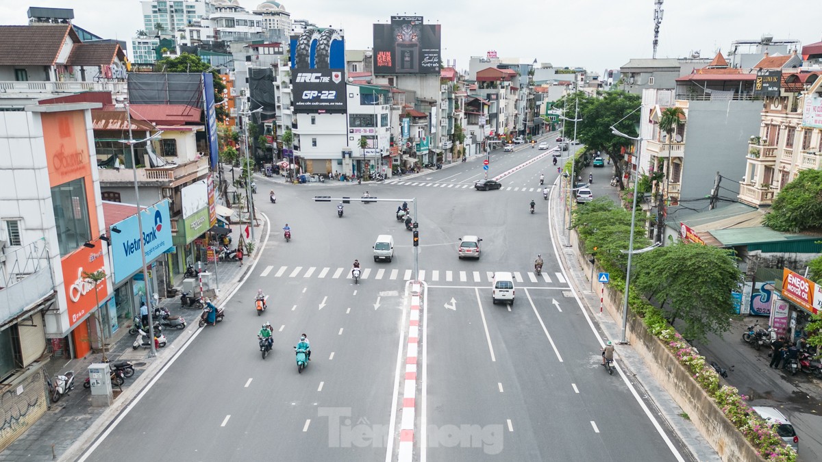 Đường Âu Cơ - Nhật Tân sau khi tổ chức lại giao thông, mật độ phương tiện hiện tại như thế nào? ảnh 8