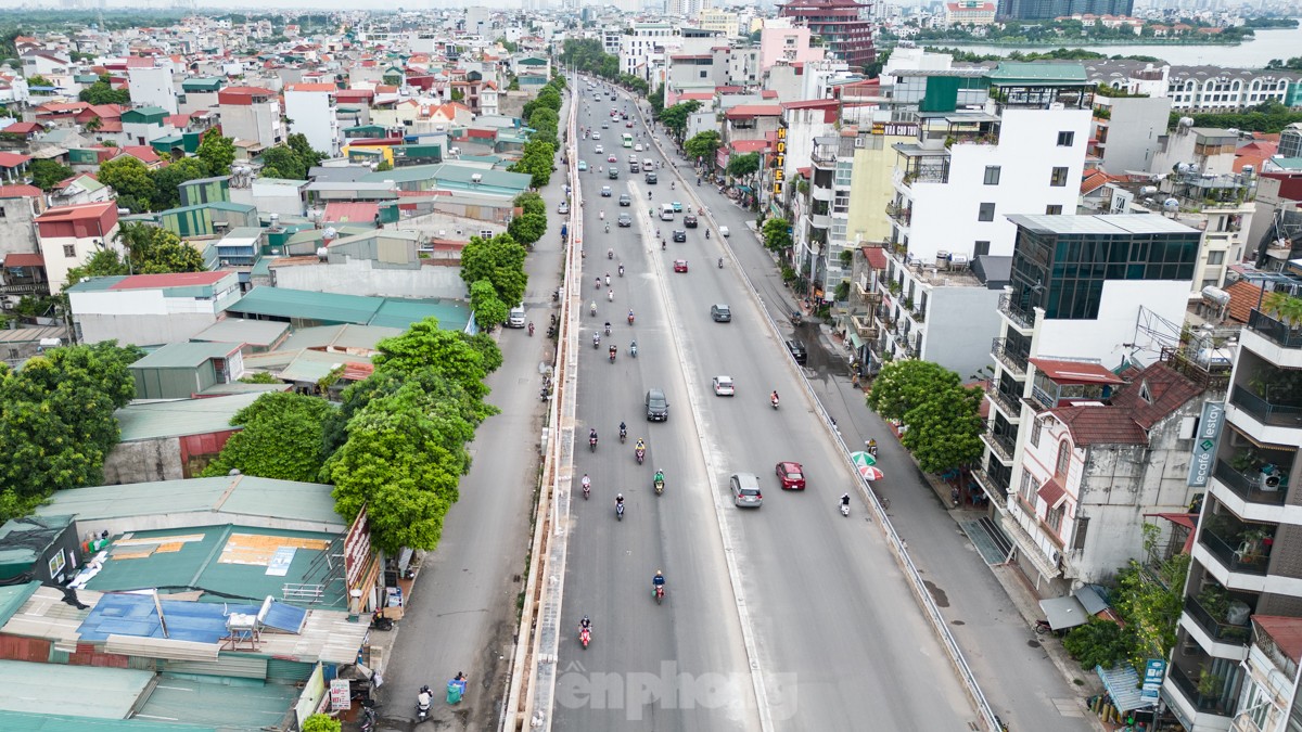 Đường Âu Cơ - Nhật Tân sau khi tổ chức lại giao thông, mật độ phương tiện hiện tại như thế nào? ảnh 9