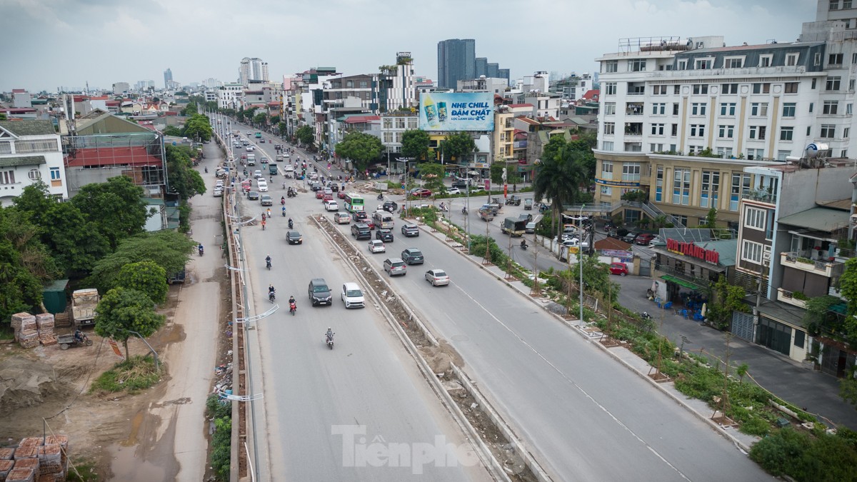 Đường Âu Cơ - Nhật Tân sau khi tổ chức lại giao thông, mật độ phương tiện hiện tại như thế nào? ảnh 13