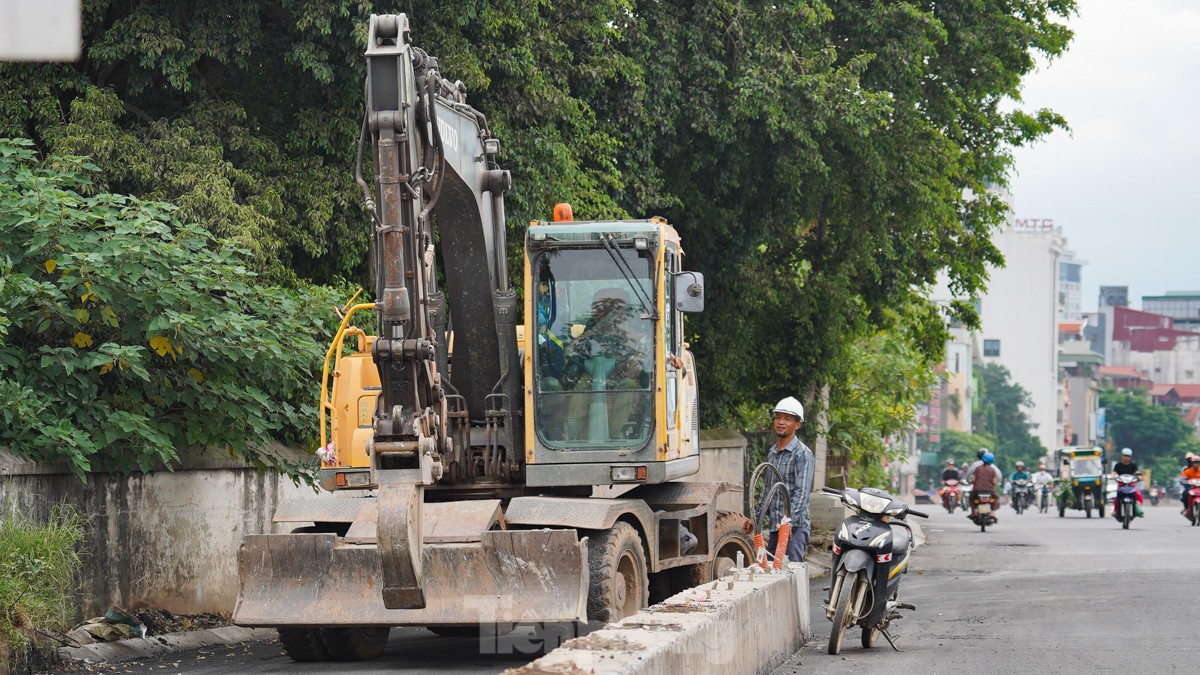 Đường Âu Cơ - Nhật Tân sau khi tổ chức lại giao thông, mật độ phương tiện hiện tại như thế nào? ảnh 15