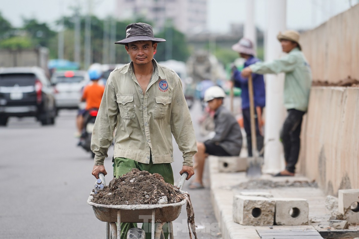 Đường Âu Cơ - Nhật Tân sau khi tổ chức lại giao thông, mật độ phương tiện hiện tại như thế nào? ảnh 16