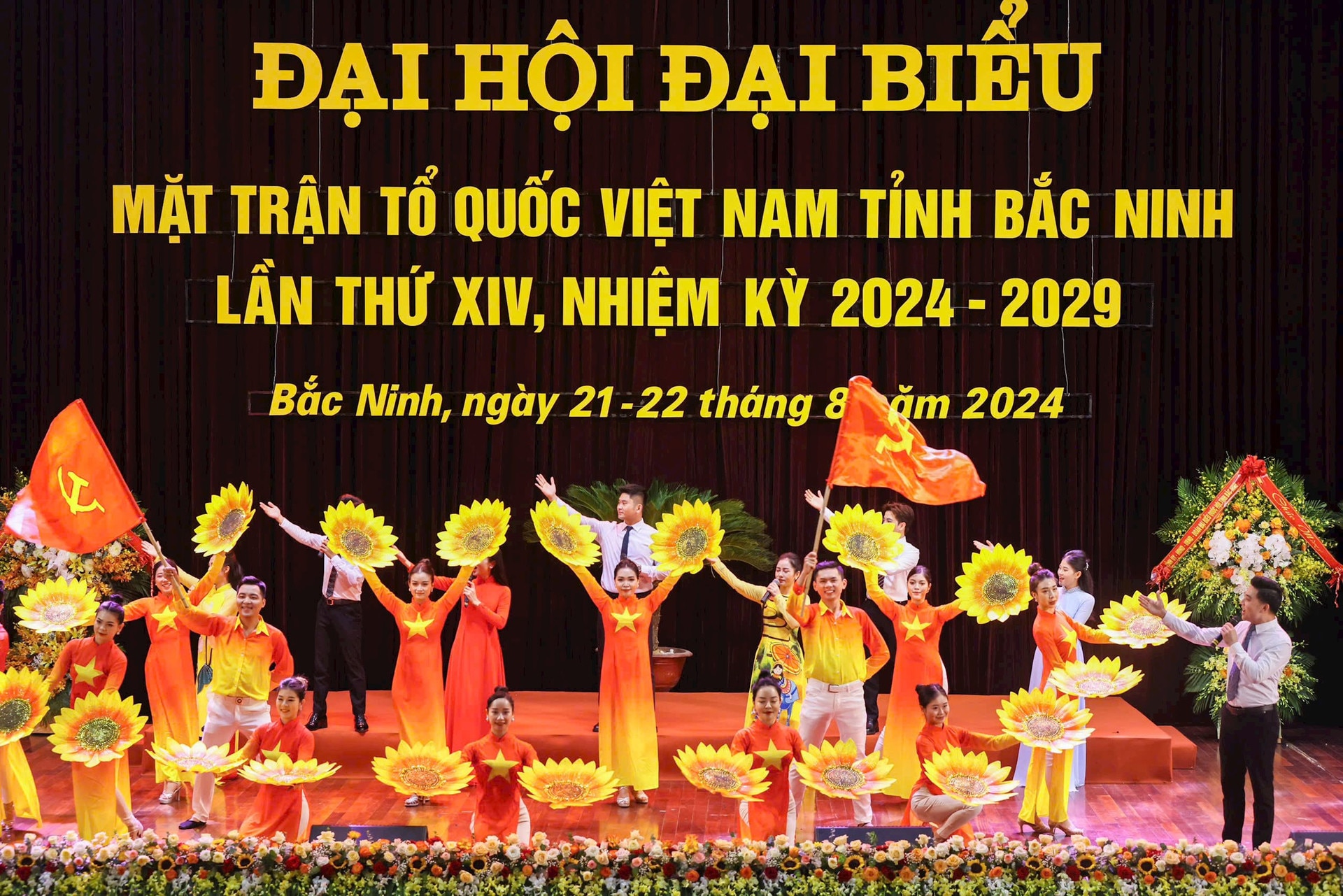 Văn nghệ chào mừng Đại hội.