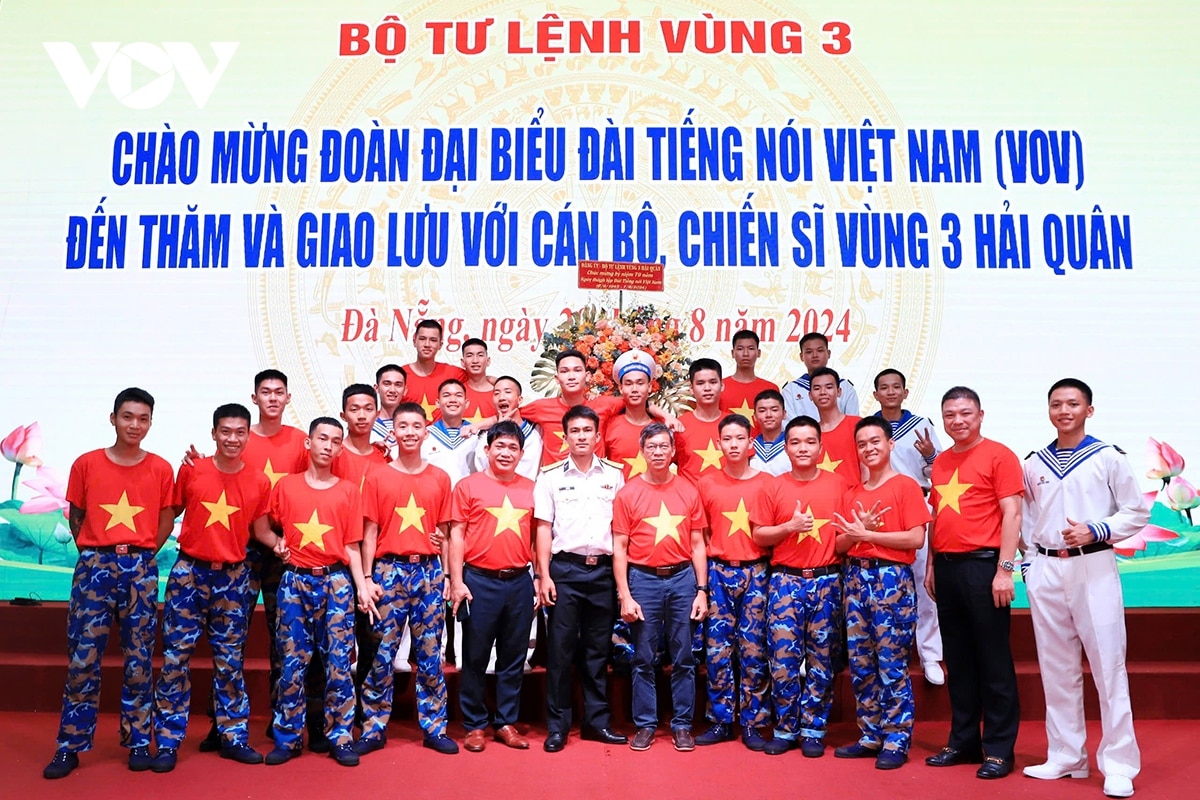 Doan cong tac vov giao luu voi can bo, chien si vung 3 hai quan hinh anh 9