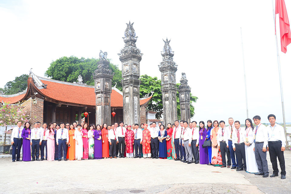 Trong khuôn khổ Diễn đàn số 1, các đại biểu tham quan mô hình ''Công dân số - ứng dụng công nghệ chuyển đổi số tuyên truyền, quảng bá các địa chỉ đỏ, di tích lịch sử - văn hóa'' tại di tích lịch sử văn hóa quốc gia đặc biệt đình Chèm, phường Thụy Phương (quận Bắc Từ Liêm).