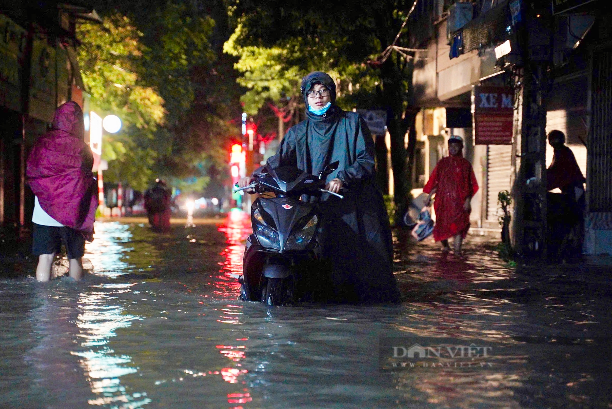 Mưa lớn như trút nước trong đêm, nhiều tuyến phố ở Hà Nội ngập thành sông- Ảnh 2.