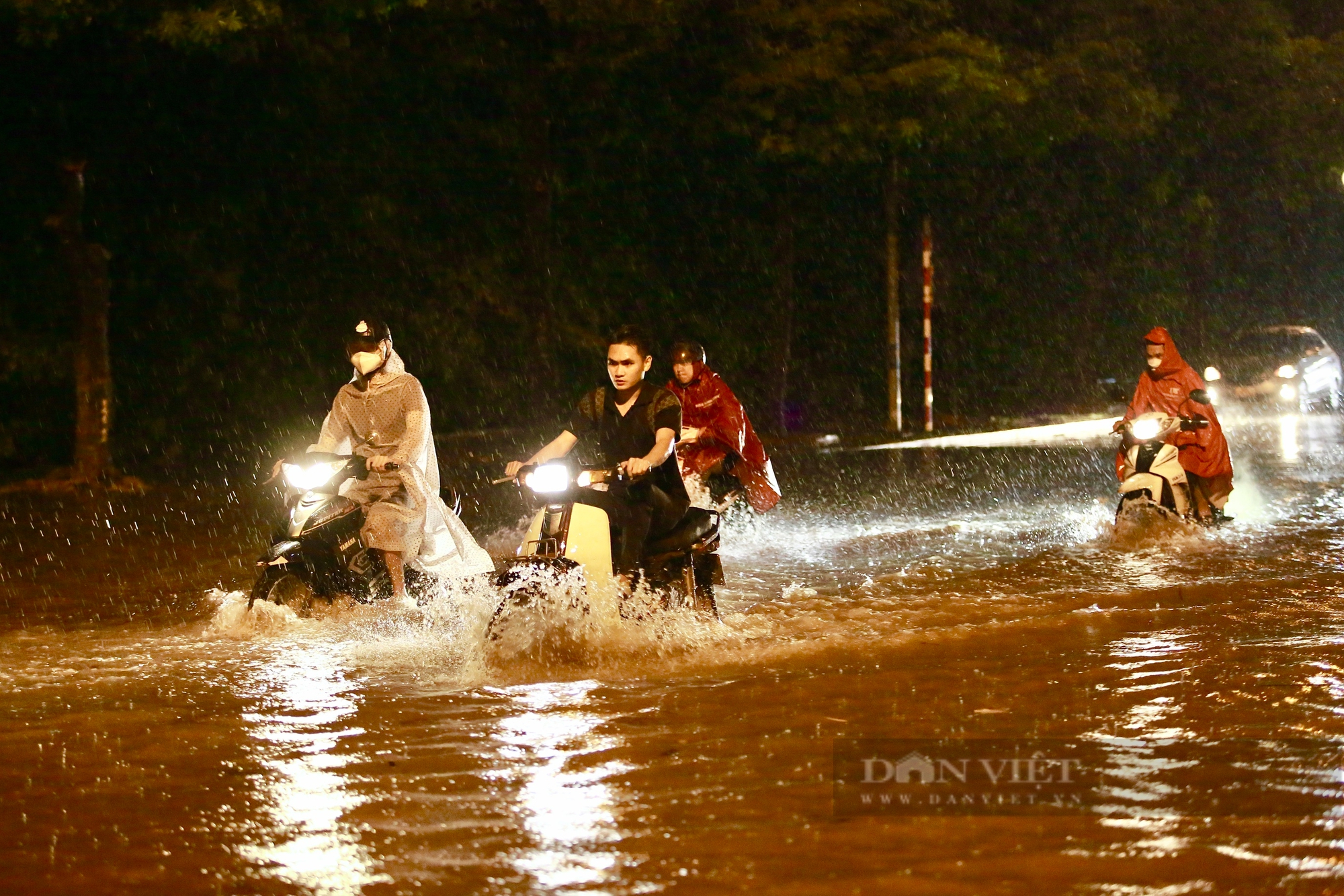 Mưa lớn như trút nước trong đêm, nhiều tuyến phố ở Hà Nội ngập thành sông- Ảnh 4.