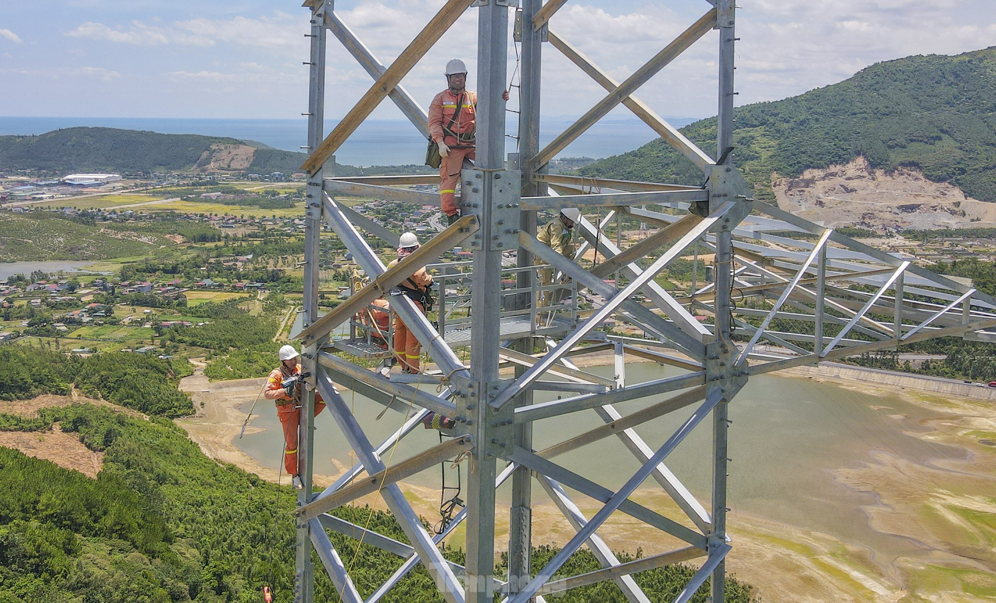 Toàn cảnh đường dây 500kV mạch 3 qua Hà Tĩnh trước ngày về đích ảnh 3