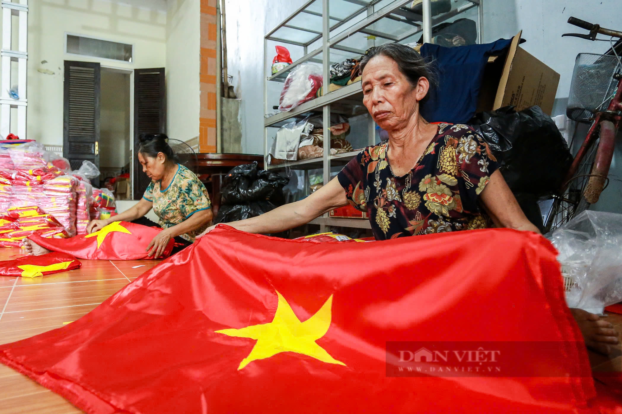 Làng nghề may cờ Tổ quốc tất bật, mỗi ngày sản xuất hàng nghìn lá cờ trước ngày 2/9 - Ảnh 13.