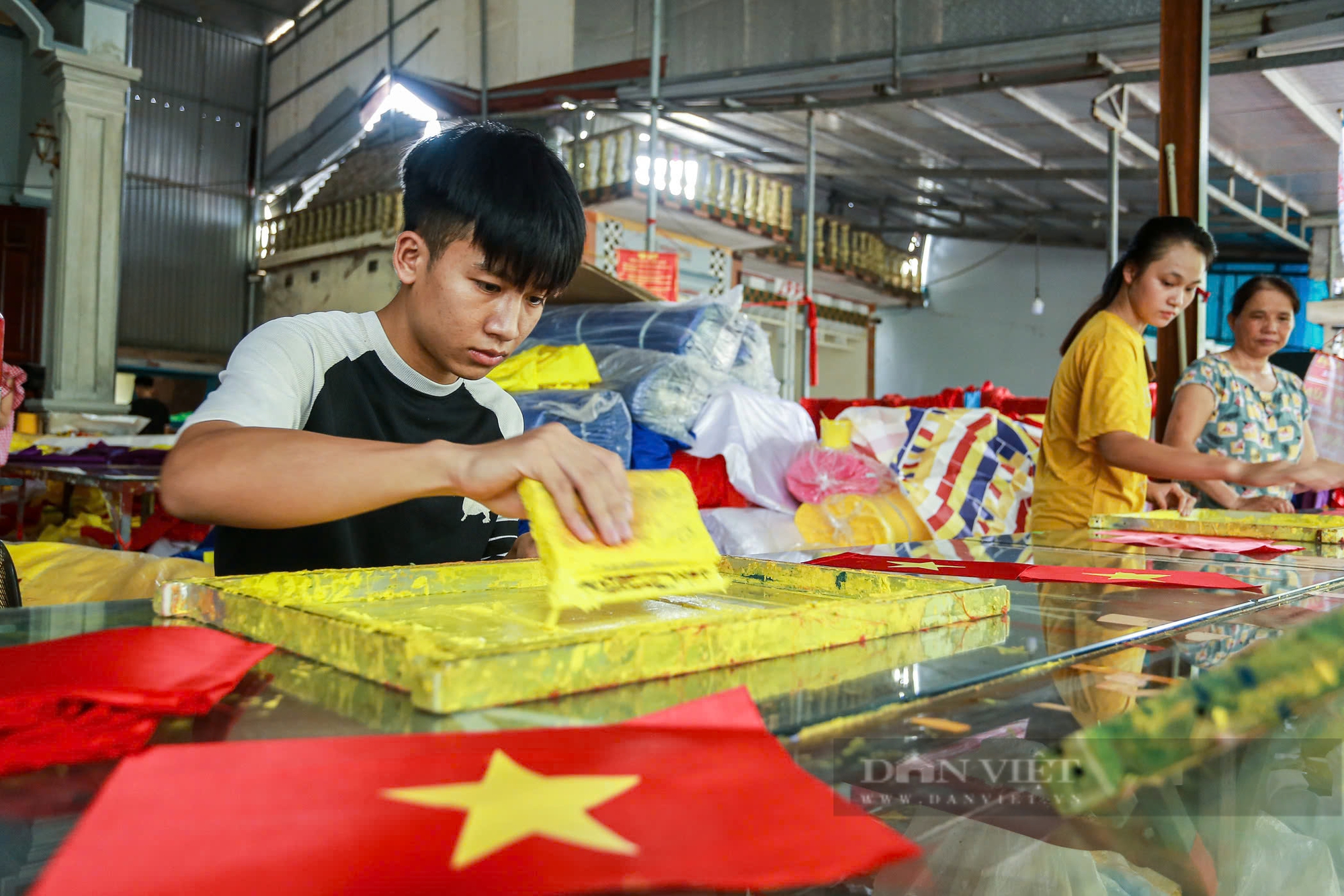 Làng nghề may cờ Tổ quốc tất bật, mỗi ngày sản xuất hàng nghìn lá cờ trước ngày 2/9 - Ảnh 12.