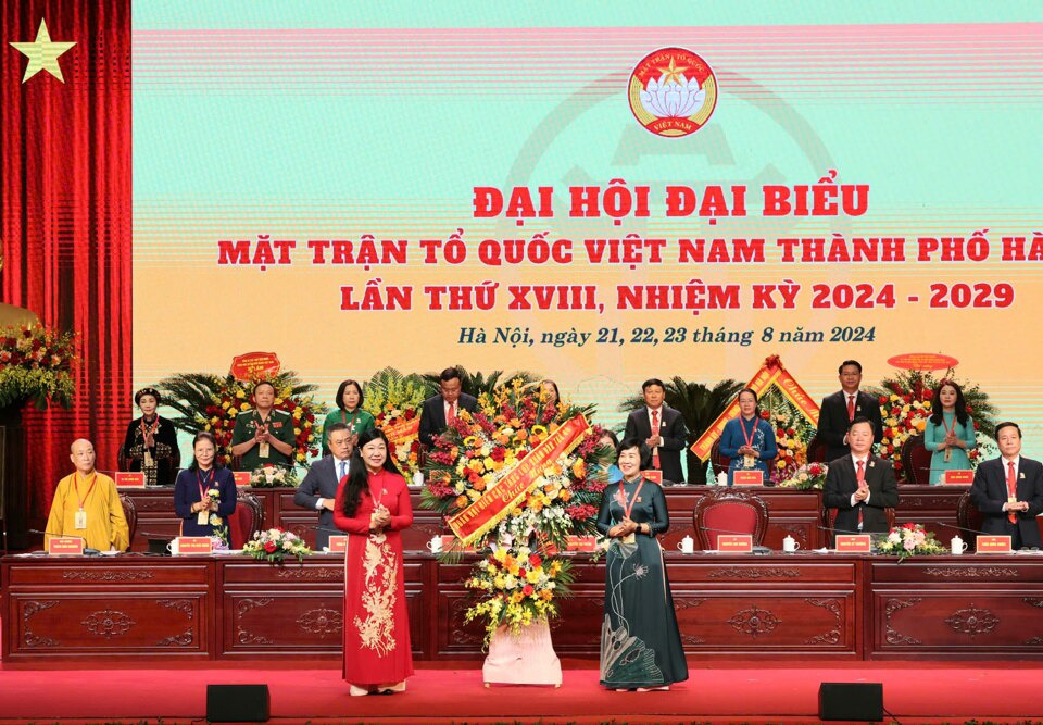 Đại hội đón nhận lẵng hoa chúc mừng của Đoàn đại biểu các tầng lớp Nhân dân Thủ đô