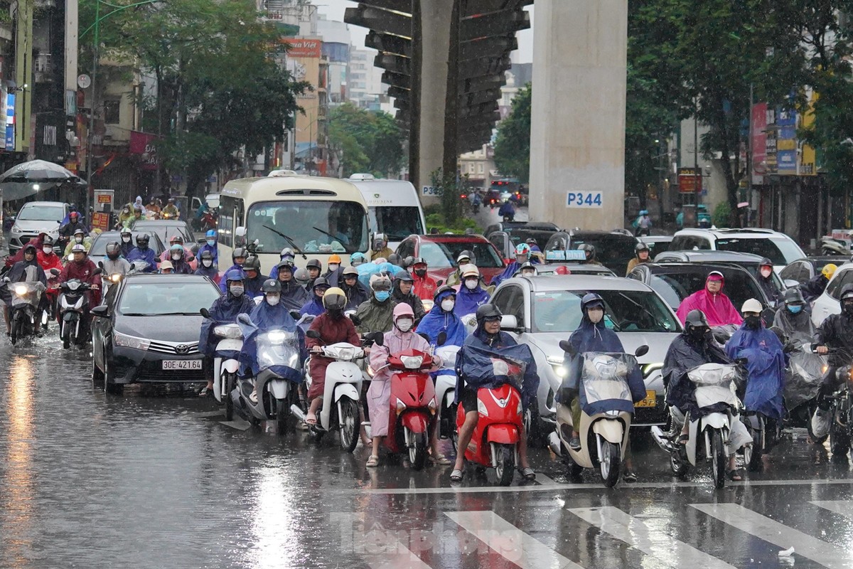 Hà Nội mưa từ đêm đến sáng, xe ùn tắc mọi ngả đường, người dân chật vật tìm đường tới công sở ảnh 2