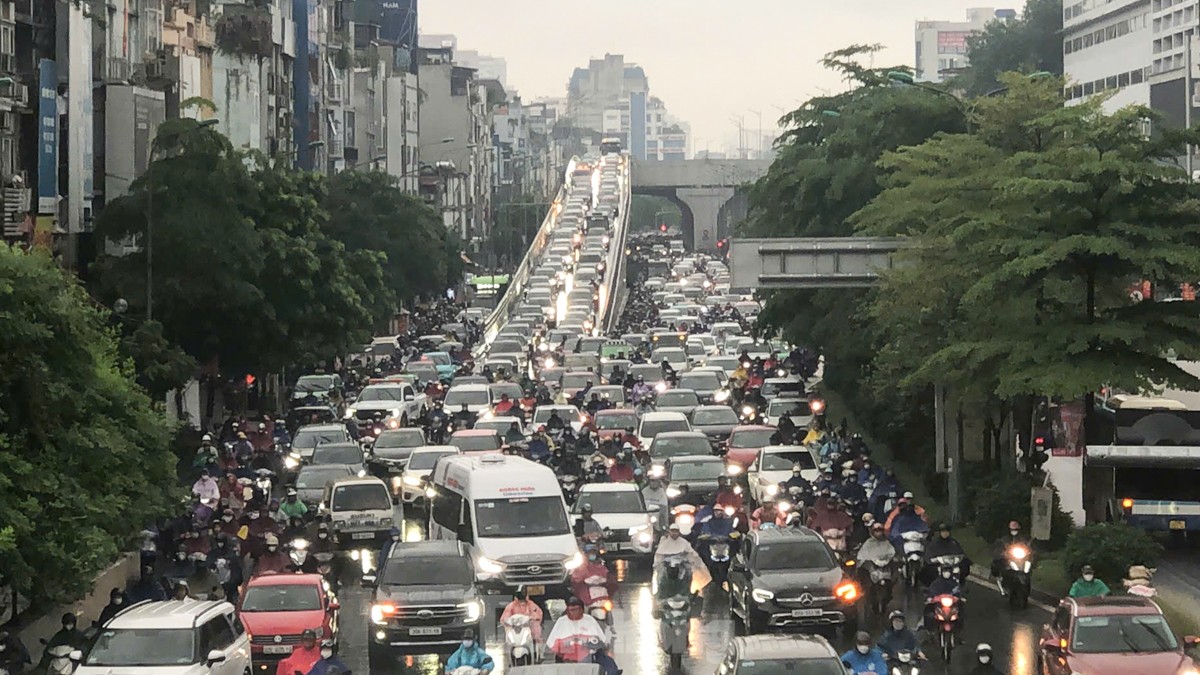 Hà Nội mưa từ đêm đến sáng, xe ùn tắc mọi ngả đường, người dân chật vật tìm đường tới công sở ảnh 13