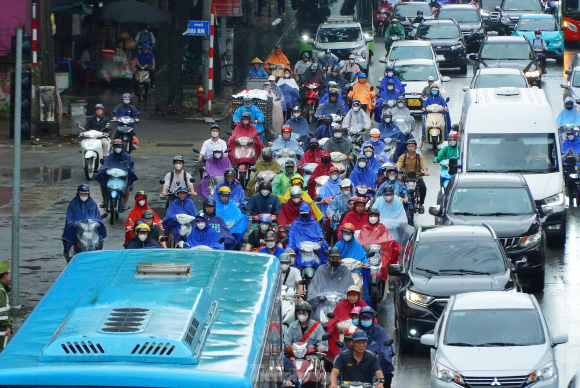 Hà Nội mưa từ đêm đến sáng, xe ùn tắc mọi ngả đường, người dân chật vật tìm đường tới công sở ảnh 15