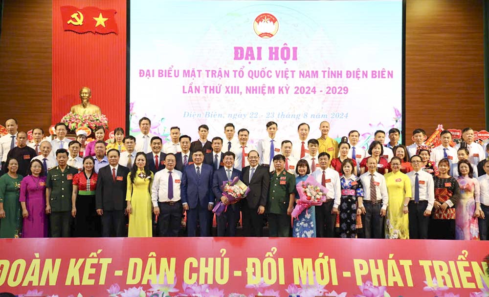 Các đại biểu chúc mừng thành công đại hội. Ảnh: Thanh Bình