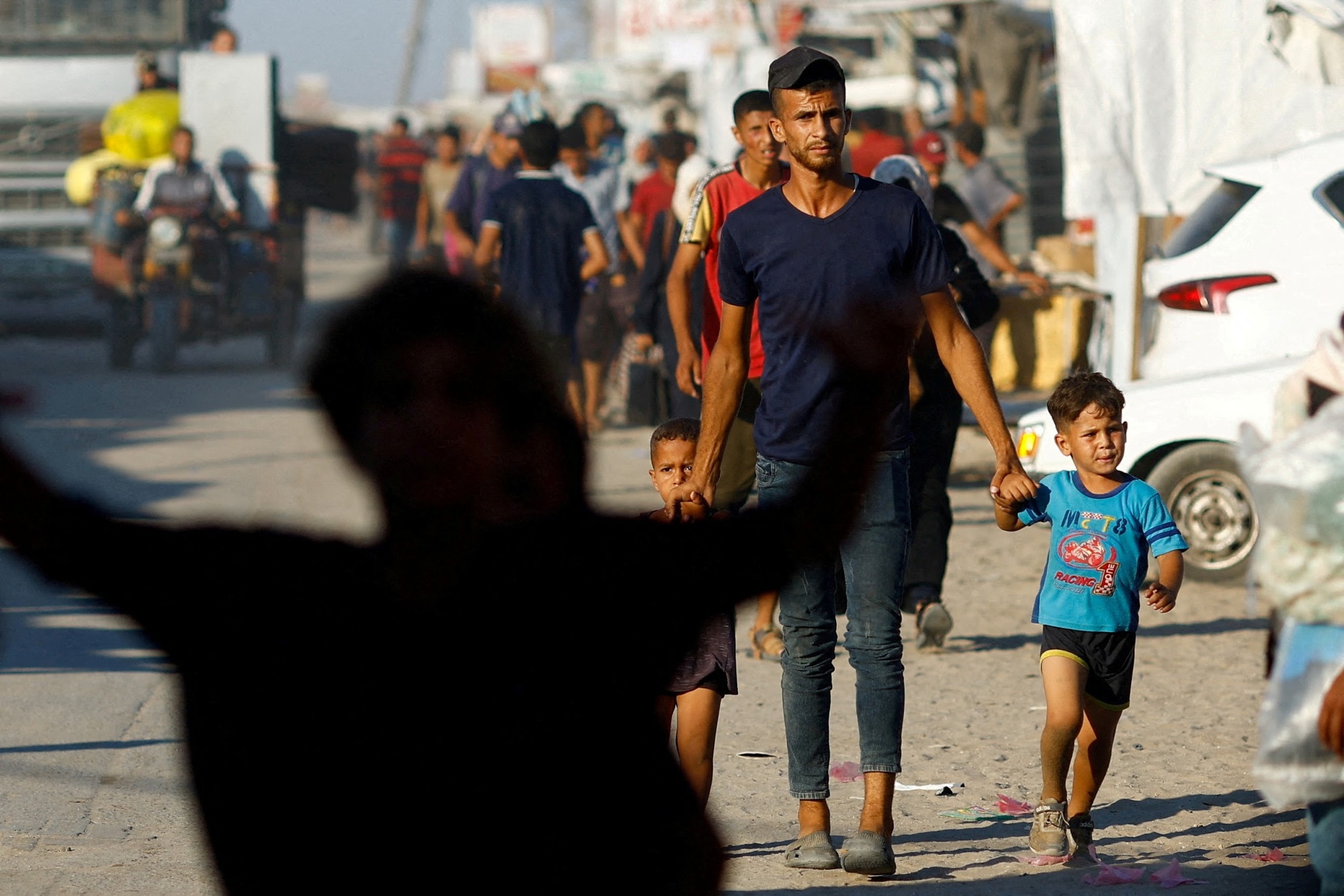 FILE PHOTO: Displaced Palestinians make their way after fleeing the western part of Khan Younis, following an evacuation order by the Israeli army, amid Israel- Hamas conflict, in the central part of Khan Younis, in the southern Gaza Strip, August 21, 2024. REUTERS/Mohammed Salem