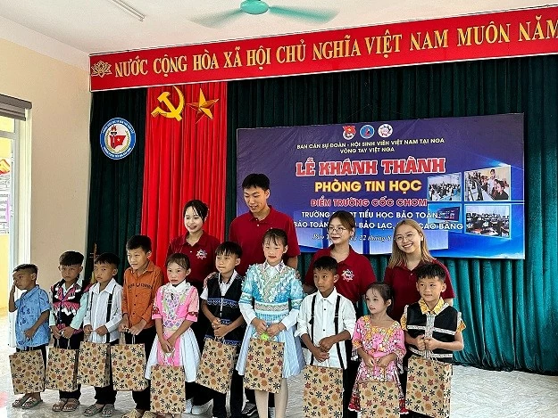 Sinh viên Việt Nam tại Nga hỗ trợ giáo dục cho trẻ em vùng cao