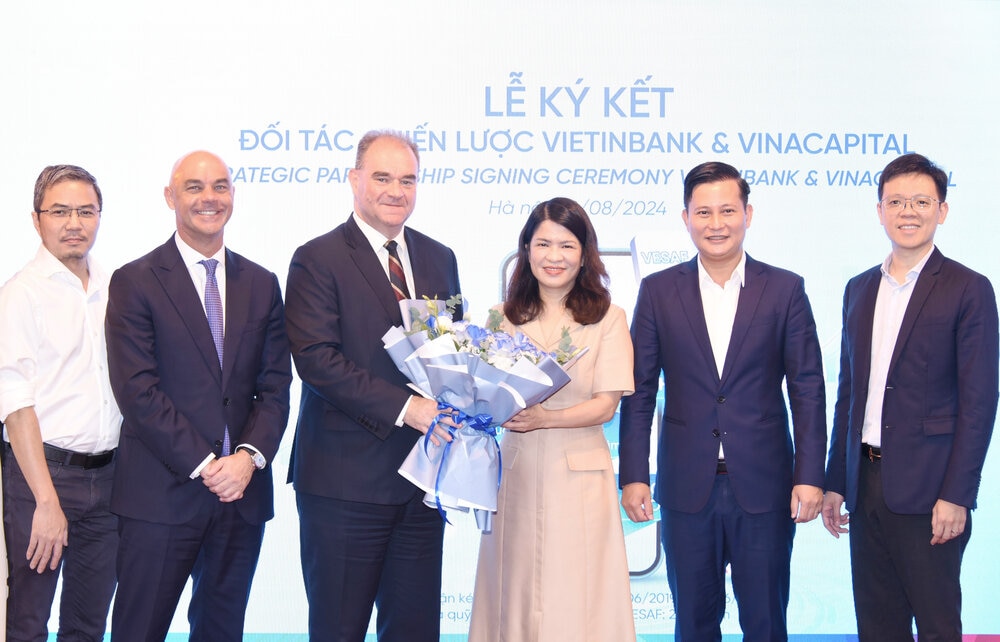 Bà Phạm Thị Thanh Hoài – Thành Viên HĐQT VietinBank chúc mừng lễ ký kết. Ảnh: VietinBank