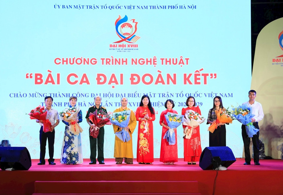 Chủ tịch Ủy ban Mặt trận Tổ quốc Việt Nam TP Hà Nội Nguyễn Lan Hương tặng hoa các đơn vị tham gia biểu diễn tại Chương trình nghệ thuật