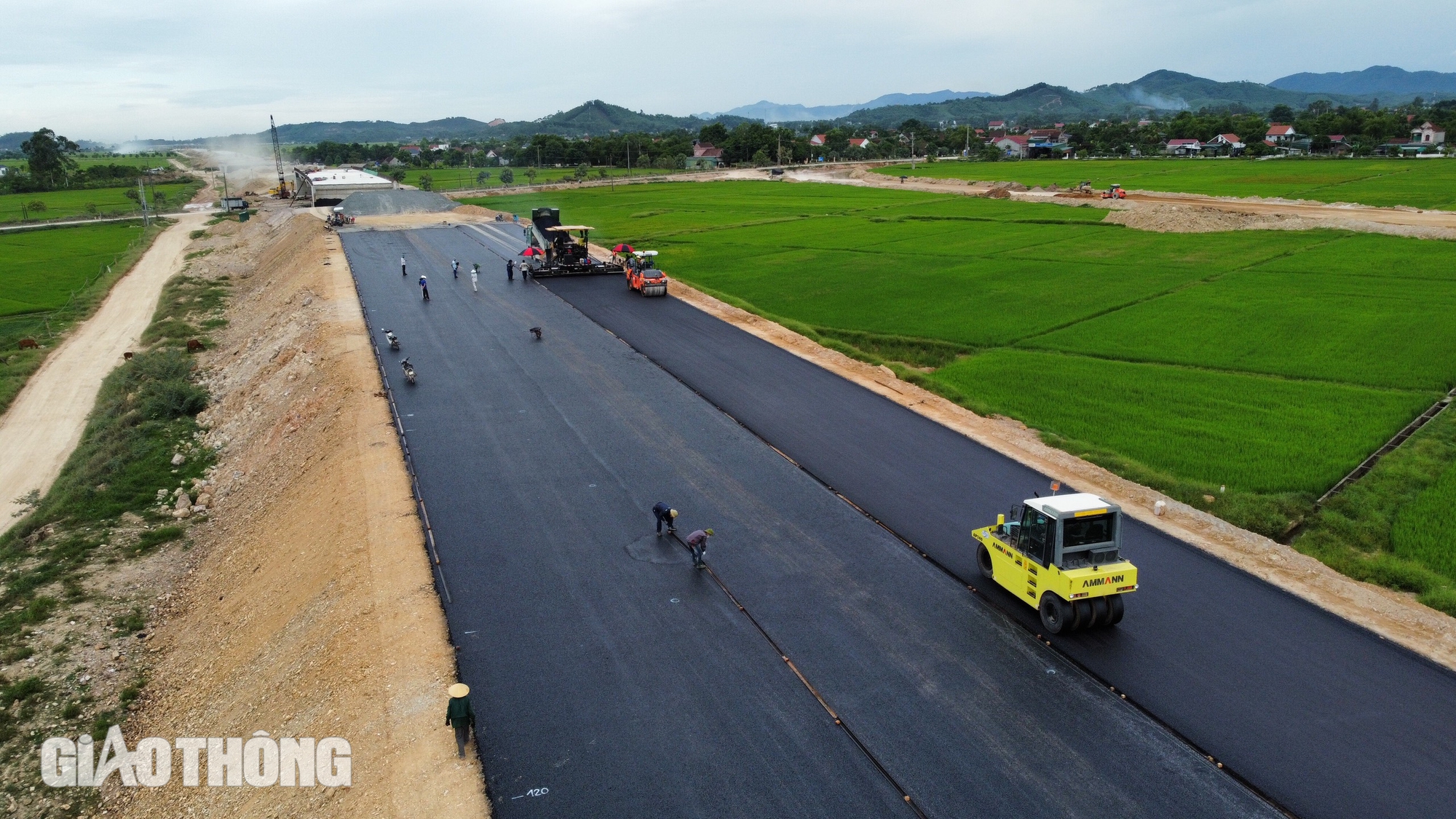 Dự án cao tốc qua Hà Tĩnh dự kiến thông xe kỹ thuật tuyến chính cuối năm 2024- Ảnh 4.