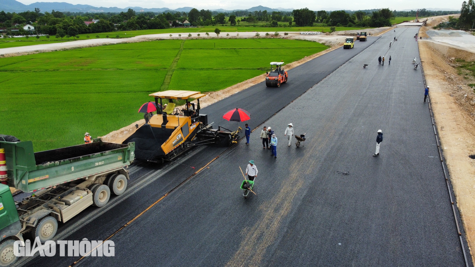 Dự án cao tốc qua Hà Tĩnh dự kiến thông xe kỹ thuật tuyến chính cuối năm 2024- Ảnh 6.