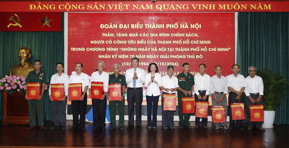 Phó Chủ tịch UBND TP Hà Nội Vũ Thu Hà, Phó Chủ tịch UBND TP Hà Nội Nguyễn Mạnh Quyền tặng quà cho người có công tiêu biểu của TP Hồ Chí Minh