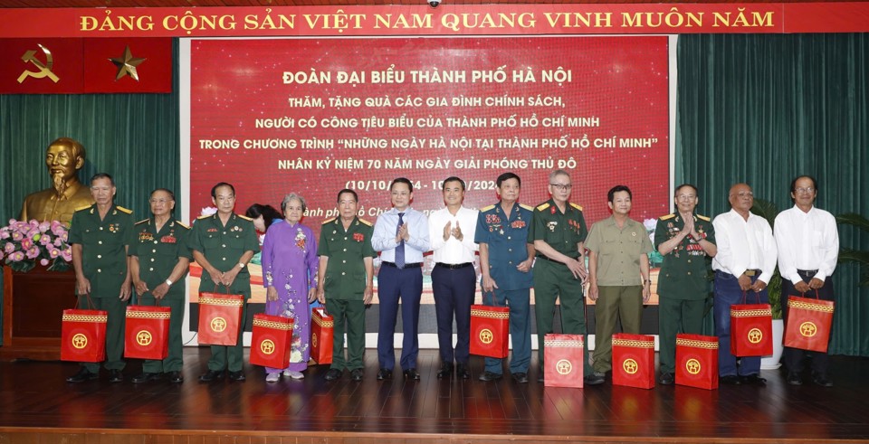 Phó Chủ tịch HĐND TP Hà Nội Phạm Quí Tiên, Phó Chủ tịch UBND TP Hồ Chí Minh Bùi Xuân Cường tặng quà cho người có công tiêu biểu