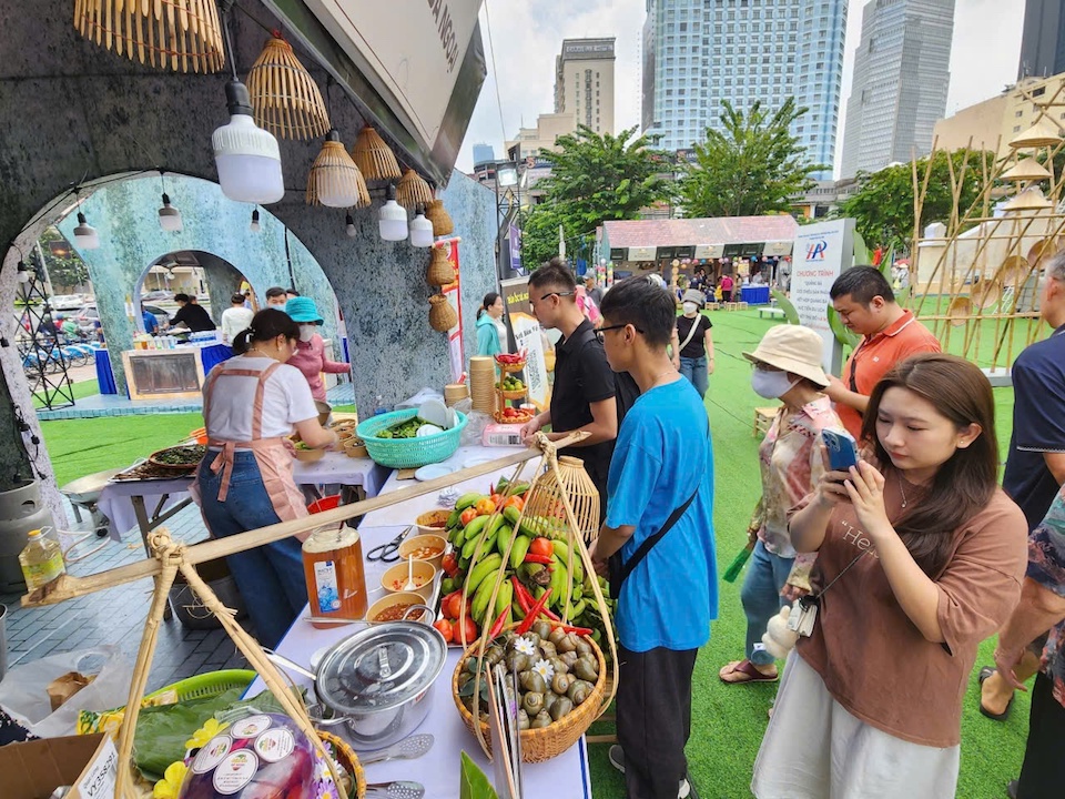 Người dân TP Hồ Chí Minh thích thú khi được thưởng thức ẩm thực Hà Nội ngay tại TP Hồ Chí Minh