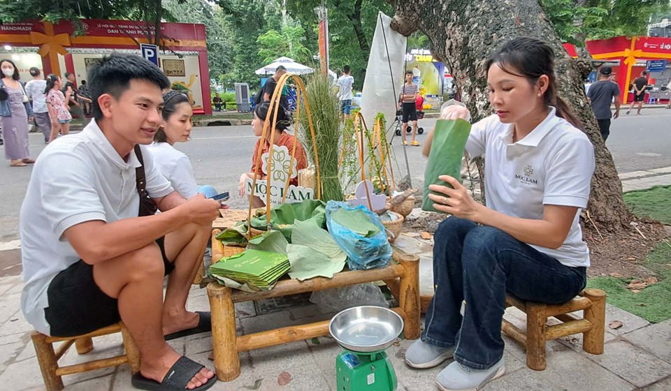 Cơ sở cơ sở cốm Mộc Lam giới thiệu sản phẩm cốm Hà Nội tới du khách. Ảnh: Hoài Nam