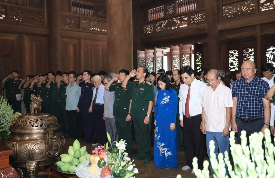 Phó Bí thư Thường trực Thành ủy Nguyễn Thị Tuyến và Đoàn đại biểu Bộ Tư lệnh Bảo vệ Lăng Chủ tịch Hồ Chí Minh bày tỏ lòng thành kính, biết ơn vô hạn đối với Chủ tịch Hồ Chí Minh. 