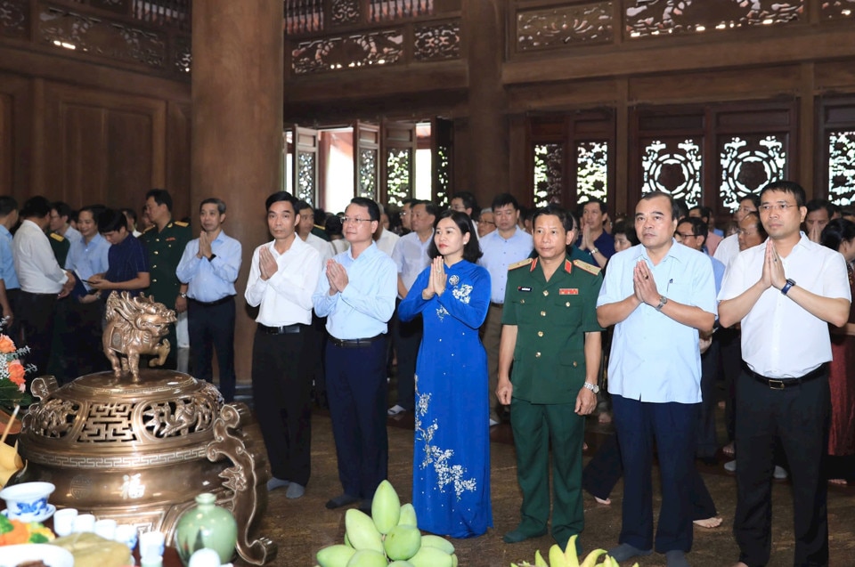 Phó Bí thư Thường trực Thành ủy Nguyễn Thị Tuyến và các đại biểu TPHà Nội dâng hương tưởng nhớ Chủ tịch Hồ Chí Minh. 