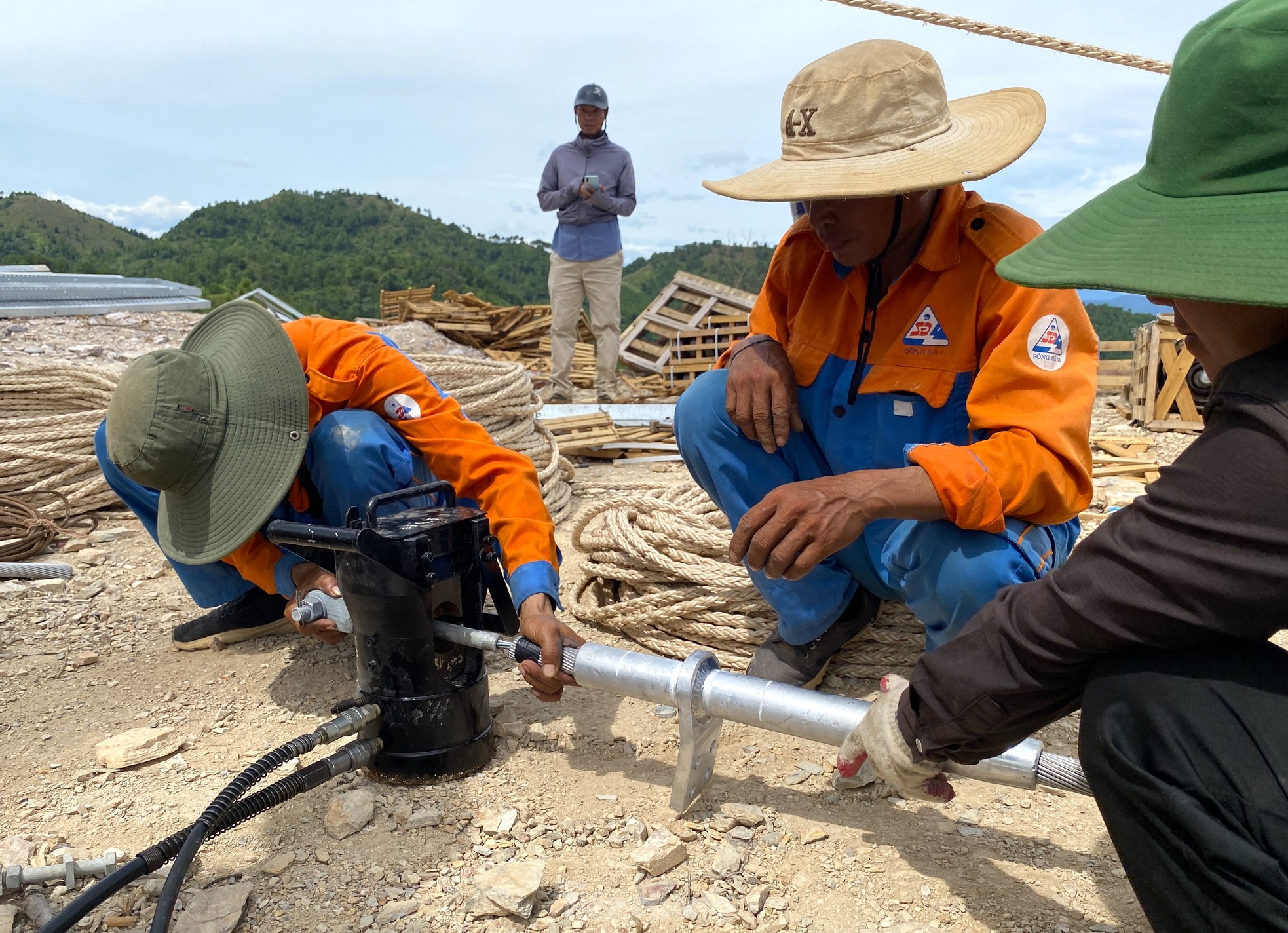 Những ngày cuối cùng trên công trường đường dây 500kV mạch 3 ở Nghệ An ảnh 6