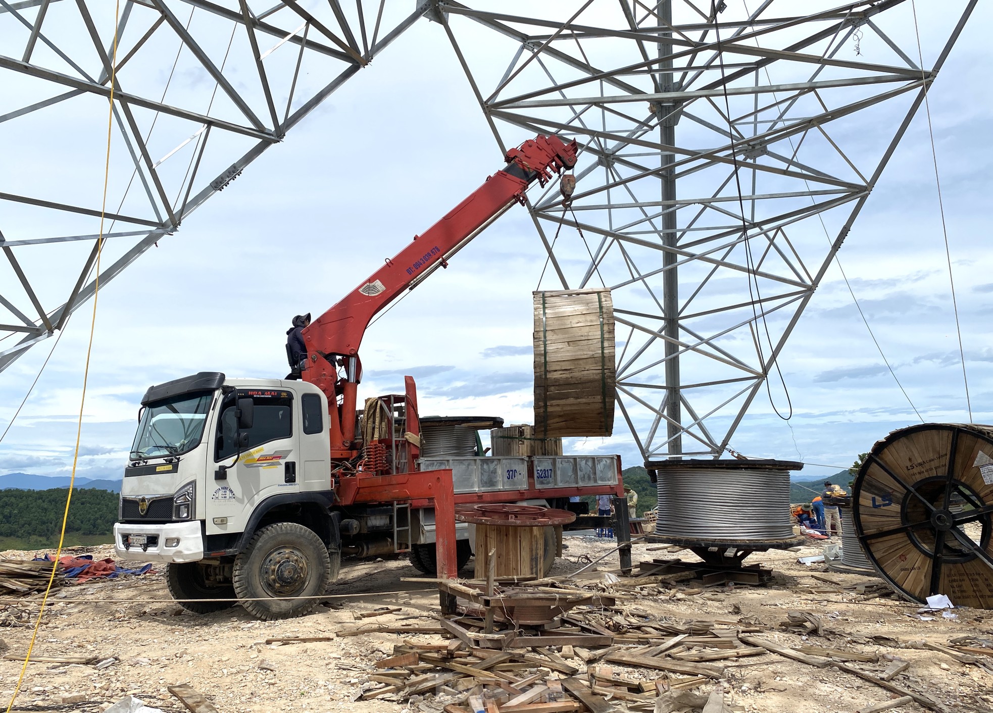 Những ngày cuối cùng trên công trường đường dây 500kV mạch 3 ở Nghệ An ảnh 8