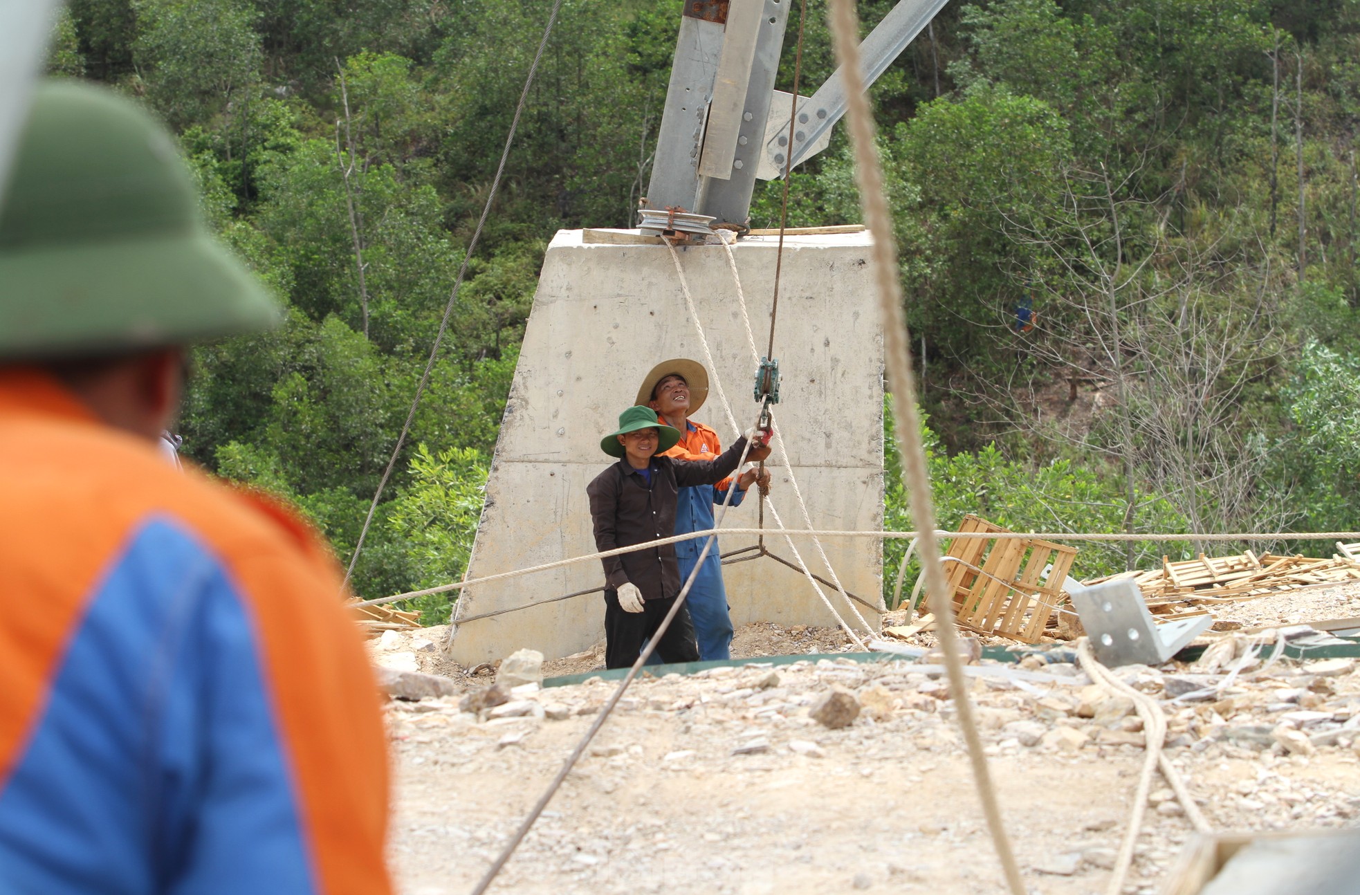 Những ngày cuối cùng trên công trường đường dây 500kV mạch 3 ở Nghệ An ảnh 17